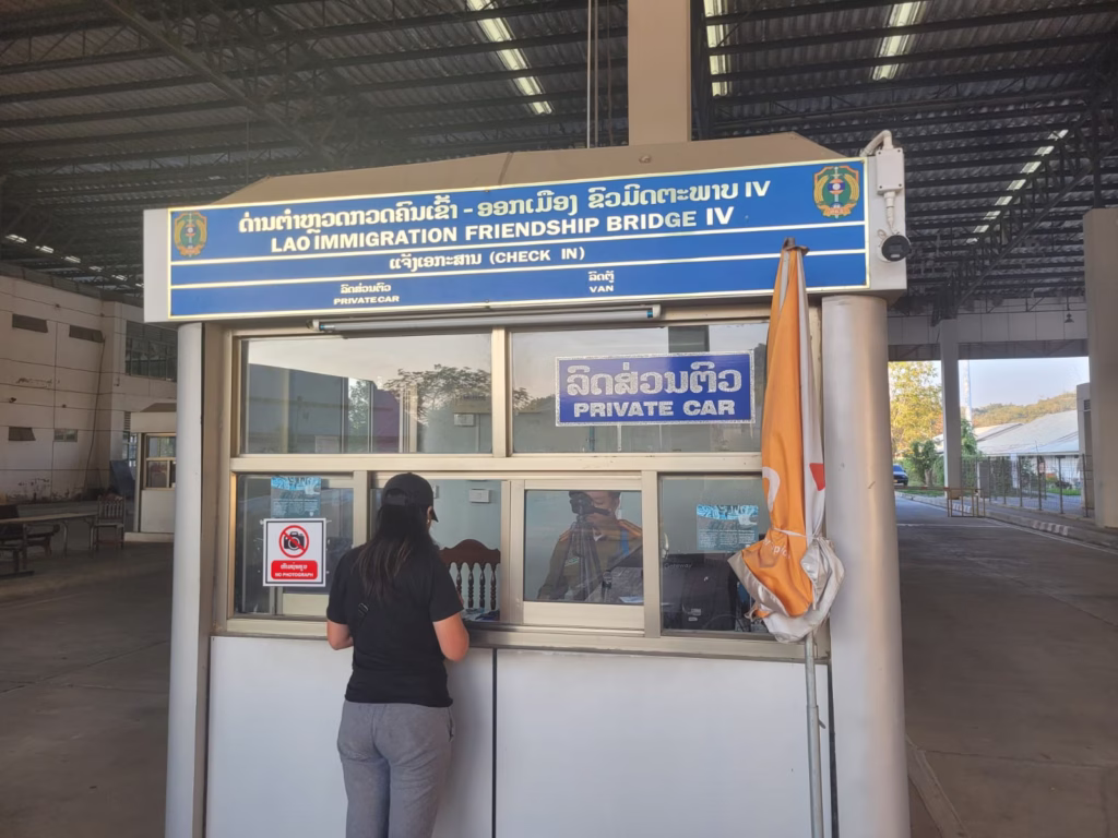 Traveller at the vehicle counter at the Thai border